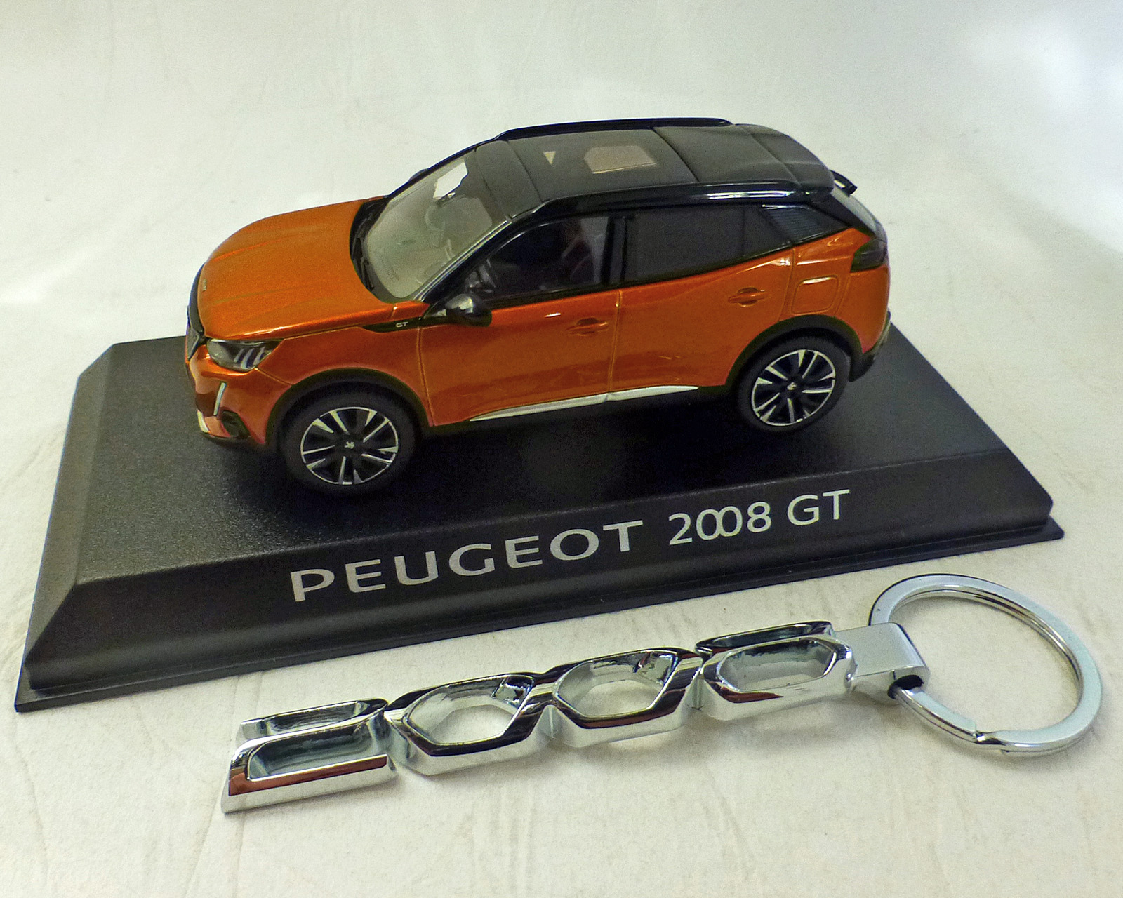 Peugeot 2008 GT 2020, orange-Met. incl. Schlüsselanhänger