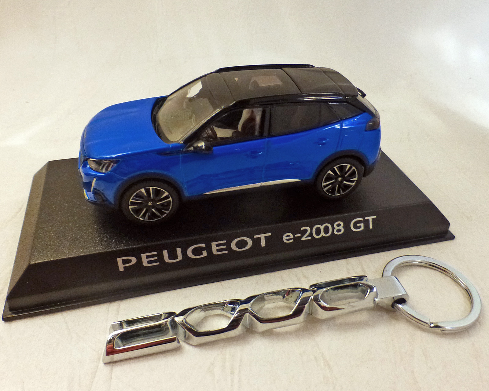 Peugeot 2008-e GT 2020, blau-Met. incl. Schlüsselanhänger