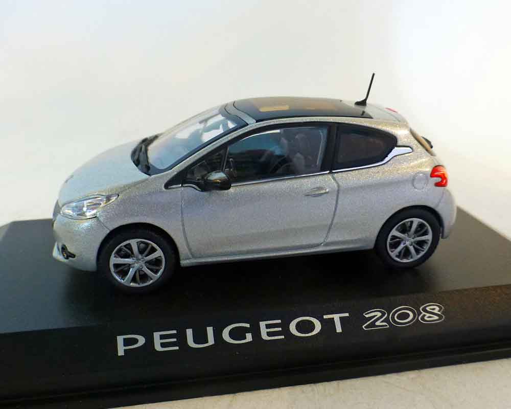 Peugeot 208 silber-Metallic, 2013