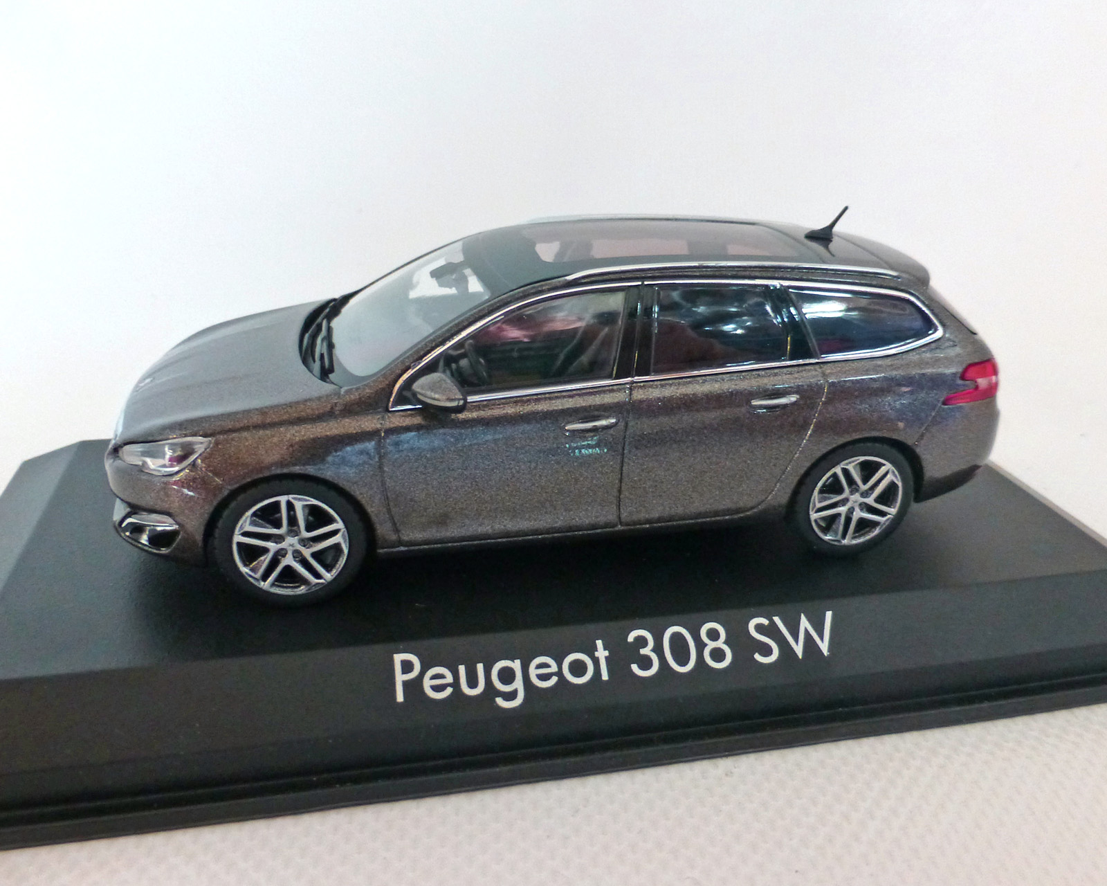 Peugeot 308 SW, grau-Metallic, 2014