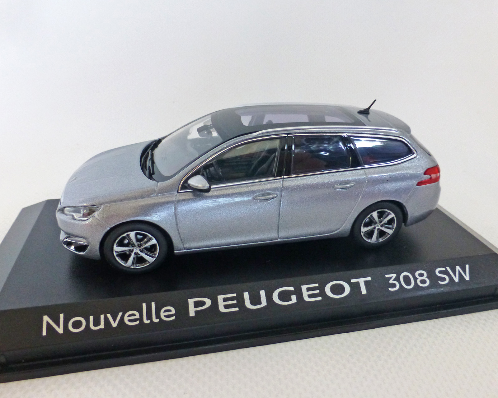 Peugeot 308 SW, silber-Metallic, 2014